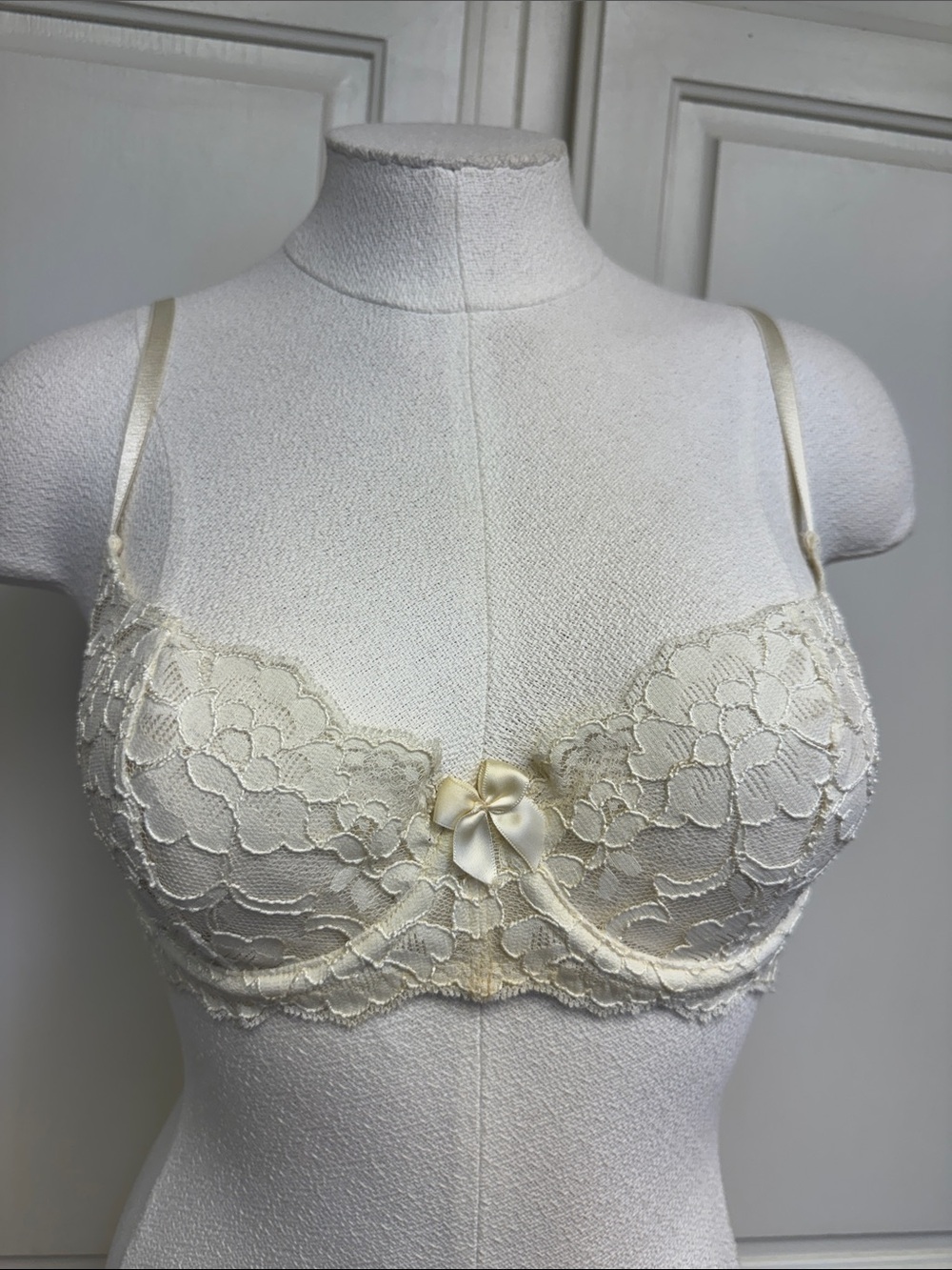 Victoria's Secret Cream Lace Underwire Bra